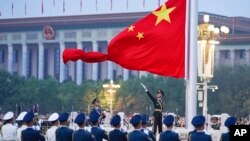 中国解放军仪仗队在国庆日的天安门广场举行升旗仪式。（2022年10月1日）