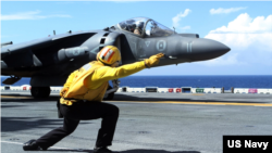 与前美军飞行员杜根(Daniel Edmund Duggan)驾驶的鹞式喷气战斗机同款的战机。(美国海军照片)