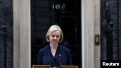 英国首相利兹·特拉斯(Liz Truss)星期四(10月20日)宣布辞去首相职务,她担任首相一共只有44天时间。-路透社照片