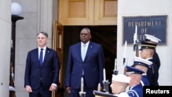 澳大利亚国防部长理查德·马勒斯(Richard Marles,左一)2022年7月访问美国国防部。(路透社)