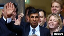 英国保守党新党魁苏纳克在伦敦走出保守党竞选总部。他将接替特拉斯成为英国新首相。(2022年10月24日)