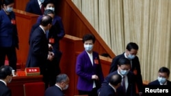 贵州省委书记谌贻琴(中)在中共二十大闭幕后离开会场。(2022年10月22日)