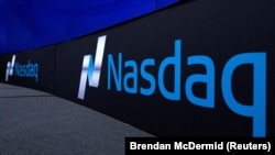资料照片:2015年9月2日纽约纳斯达克股市的标识。(路透社照片)