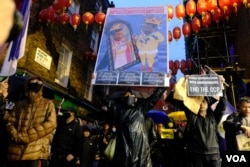 示威者游行期间途经伦敦华埠。 （摄影：美国之音郑乐捷）