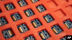 在纽约布鲁克林海军造船厂举行的Nanotronics公司制造中心开幕式展示的半导体芯片。(2021年4月28日)