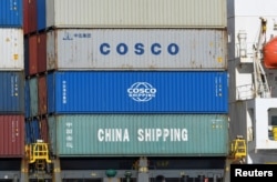 资料照:集装箱船装载中远集团的集装箱离开德国汉堡港。(2020年3月11日)