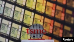 台湾芯片制造代工龙头台积电在新竹的总部大楼与台积电标识。