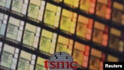 台湾芯片制造代工龙头台积电在新竹的总部大楼与台积电标识。