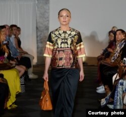 Tas rancangan Dewi Maya dalam tenun Sumba Timur karya Ananta Kanapi.