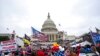 Sejumlah pendukung setia Donald Trump menyerbu Gedung Capitol, di Washington, dalam sebuah aksi untuk menggagalkan kemenangan Joe Biden dalam pemilu 2020 pada 6 Januari 2021. (Foto: AP/Jose Luis Magana)