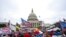 Sejumlah pendukung setia Donald Trump menyerbu Gedung Capitol, di Washington, dalam sebuah aksi untuk menggagalkan kemenangan Joe Biden dalam pemilu 2020 pada 6 Januari 2021. (Foto: AP/Jose Luis Magana)