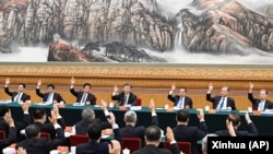 中共领导人习近平和他的班子在中共二十大会议上全体举手。(2022年10月18日)