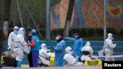 北京一居民区因疫情被封后大白们进入小区。(2022年10月20日)