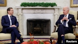 美国总统拜登2022年10月26日在白宫椭圆形办公室会见以色列总统艾萨克·赫尔佐格。(路透社照片)
