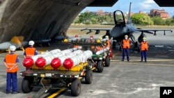 Rudal antikapal Harpoon A-84 milik AS, serta rudal udara-ke-udara AIM-120 dan AIM-9 berada di depan jet tempur F-16V milik AS di Pangkalan Udara Hualien di wilayah Hualien, Taiwan tenggara, 17 Agustus 2022. (Foto: AP)