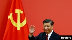 2022年10月23日,中共领导人习近平带领中共新一届中央政治局常委与中外媒体见面期间讲话后招手。