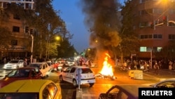 资料照片:在伊朗德黑兰,一辆警察摩托车在因玛莎·阿米尼之死而爆发的的抗议中起火燃烧。(2022年9月19日)