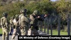 资料照片:英国领导的乌克兰新兵训练场景。