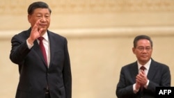 2022年10月23日,在中共二十届一中全会后,中共领导人习近平带领中共新一届政治局常委与中外媒体见面。李强排在习近平后面的第二位。