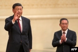 2022年10月23日,在中共二十届一中全会后,中共领导人习近平带领中共新一届政治局常委与中外媒体见面。李强排在习近平后面的第二位。