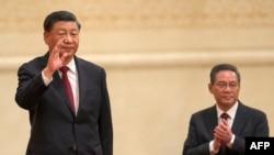 资料照:2022年10月23日在中共二十届一中全会后,中共领导人习近平带领中共新一届政治局常委与中外媒体见面。李强排在习近平后面的第二位。