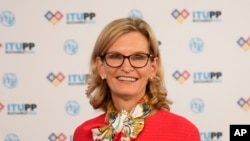 2022年9月29日,国际电联当选秘书长、美国人多琳·波格丹-马丁赢得选举后留影。(美联社照片)