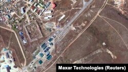 卫星图片显示,俄罗斯与蒙古国边界城镇恰克图附近的公路上排起了一眼望不到头的车流。(2022年9月23日)