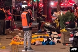 2022年10月30日,在韩国首尔梨泰院著名的夜生活区,遇难者的尸体被毯子盖住,据信他们是在拥挤和踩踏中导致心脏骤停的。