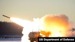 美国陆军的‘海马斯’M142高机动性多管火箭炮系统在位于阿拉斯加州的一次演习中发射火箭炮。(2022年10月22日)