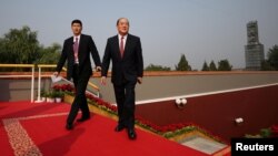 资料照:澳门特首贺一诚(右)在北京为中共建政70周年举行的阅兵仪式前抵达天安门。(2019年10月1日)