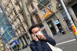 西班牙巴塞罗那出现一例确诊新冠病例后,街上市民为防范疫情戴起口罩。(2020年2月25日)