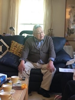 余英时2018年在家中接受采访。(美国之音 罗四鸰拍摄)