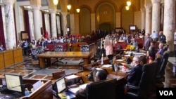 洛杉矶市议会讨论最低工资(美国之音国符拍摄)