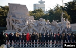 人们在毛主席纪念堂前排队等候入场(2013年12月26日)