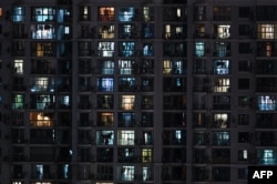 上海封城后静安区的一座居民楼 (2022年4月17日)