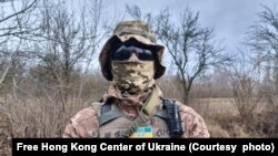 乌克兰军人举牌感谢香港人在反抗俄罗斯入侵的战争中提供支援。 (图片来源：哈里托诺夫 的个人脸书网页)