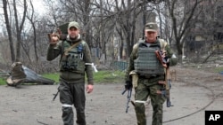 乌克兰马里乌波尔内的亲俄罗斯武装民兵成员(2022年4月15日)