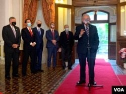 美国会民主党参议员鲍勃∙梅嫩德兹在台北讲话。（美国之音特约记者杨安摄影）