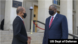 菲律宾国防部长洛伦扎纳(左)2021年9月10日访问五角大楼时受到奥斯汀部长的接待(美国国防部照片)