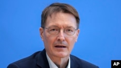 Menteri Kesehatan Jerman Karl Lauterbach dalam konferensi pers di Berlin, Jerman, 25 Februari 2022. (AP/Michael Sohn, file). Empat orang ditangkap di Jerman dalam penyelidikan terhadap tersangka ekstremis anti-pemerintah.
