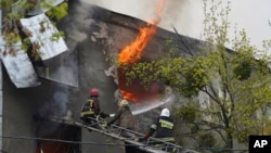 Một chung cư bị quân đội Nga tấn công ở Kharkiv, Ukraine, ngày 17/4/2022.