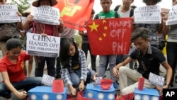 菲律宾学生点火焚烧模拟的中国船只,抗议中国在南中国海的军事化行为(2016年3月3日)