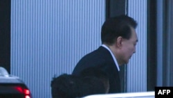 尹锡悦在官邸遭拘捕后,乘坐专车抵达公调处位于果川的办公楼。(法新社:2025年1月15日)