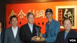 金合利钢刀店吴增栋师傅(右二)5月24日送给国台办主任张志军(左二)用炮弹制成的和平鸽钢雕。右一为台湾陆委会副主委林祖嘉,左一为金门县长陈福海 。(美国之音赵婉成拍摄)