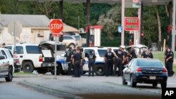 Cảnh sát chặn các con đường sau khi xảy ra vụ đọ súng với hung thủ.