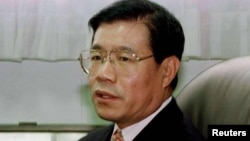 被中国监禁了15年的民主人士王炳章的女儿(加拿大公民)在北京机场转机时被短暂拘留