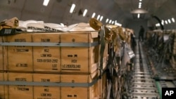 资料照：美国空军提供的照片显示，准备飞往乌克兰的飞机满载美国军火和军备物资。（2022年1月30日）