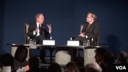 彭博新闻创办人、前纽约市长布隆伯格(左)与前世界银行行长、前美国副国务卿佐利克进行对话(美国之音莉雅拍摄)