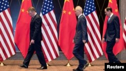 美国贸易代表莱特希泽(左)和财政部长姆努钦2019年7月31日在上海西郊宾馆与中国副总理刘鹤(中)走向拍合影的位置。
