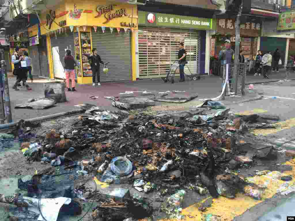 旺角街头夜市大年初一晚爆发激烈警民冲突(美国之音谭嘉琪拍摄)